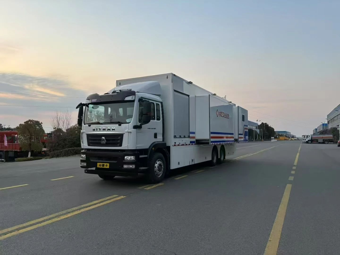 Medical high-end mobile surgical vehicle